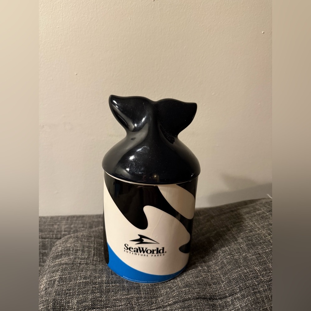 2006 SeaWorld Shamu Whale Tail Collectible Cookie Jar Ceramic Canister Animal